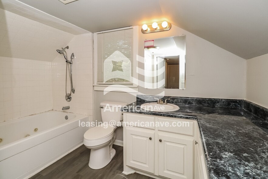 Building Photo - 207 Hampton Ave