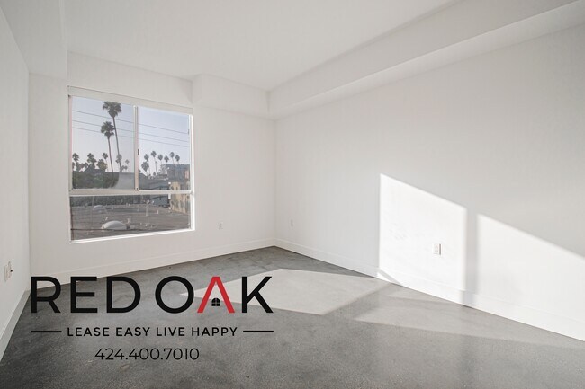 Building Photo - 453 S Kenmore Ave