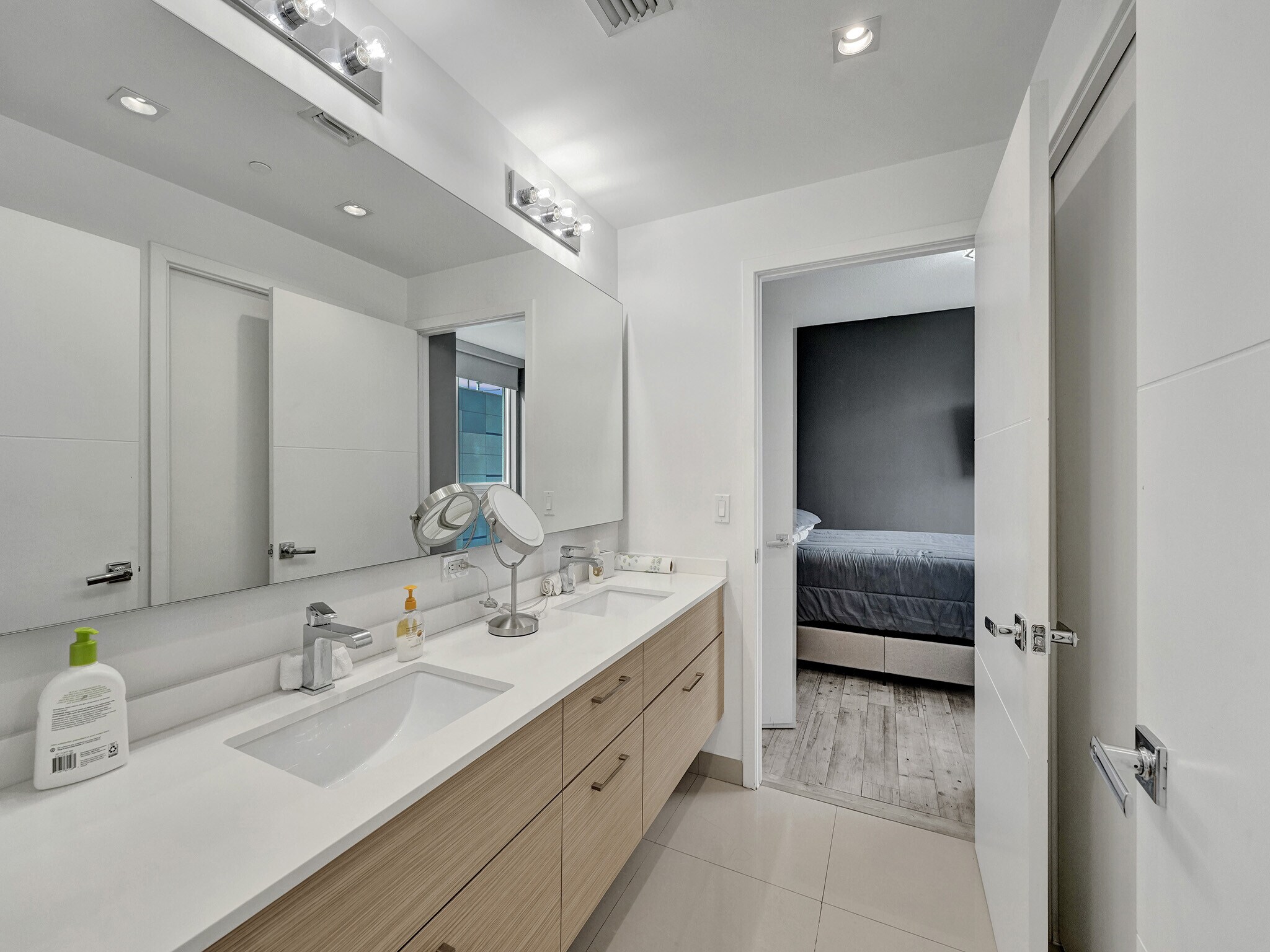 Building Photo - 600 NE 27th St