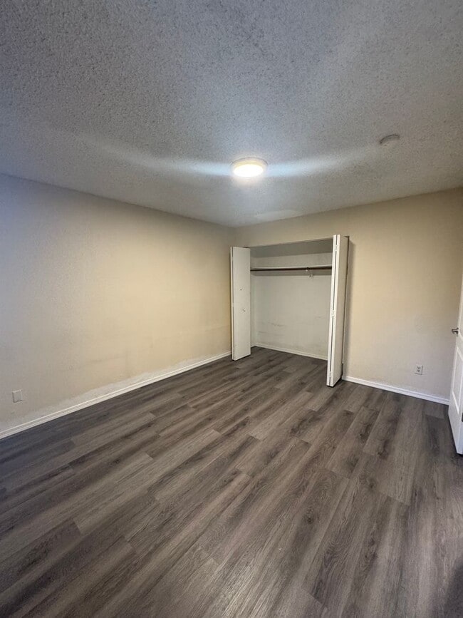Building Photo - Updated unit in quiet 4-plex