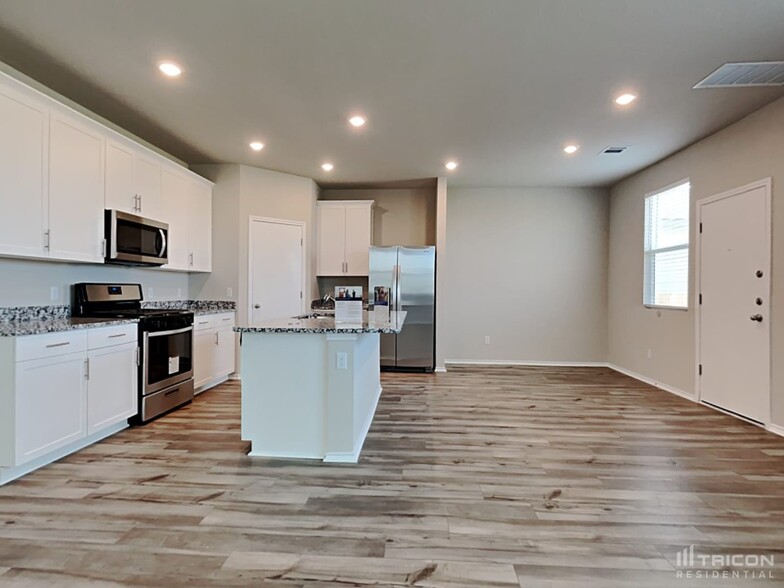 Building Photo - 5232 Saddle Clb Dr