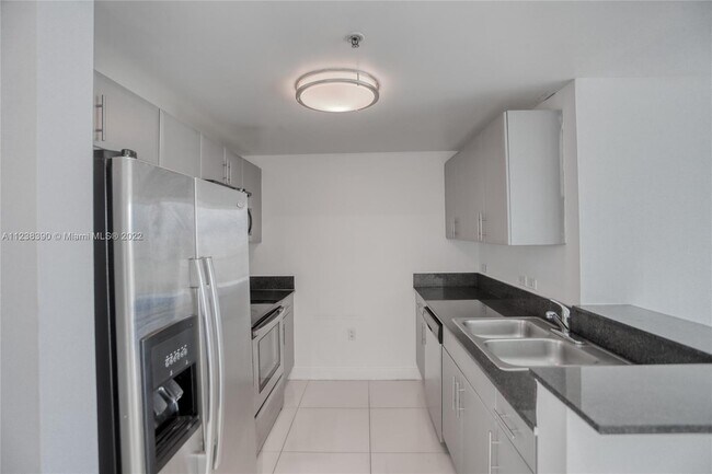 Building Photo - 1861 NW South River Dr