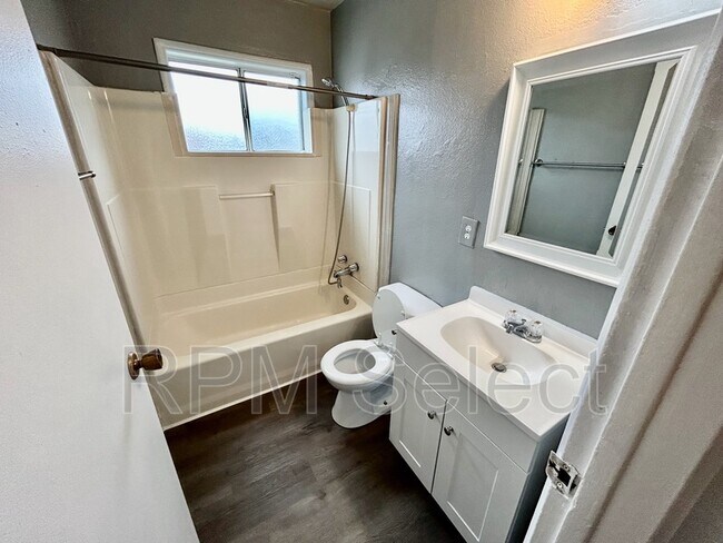 Building Photo - 164 Rounds St