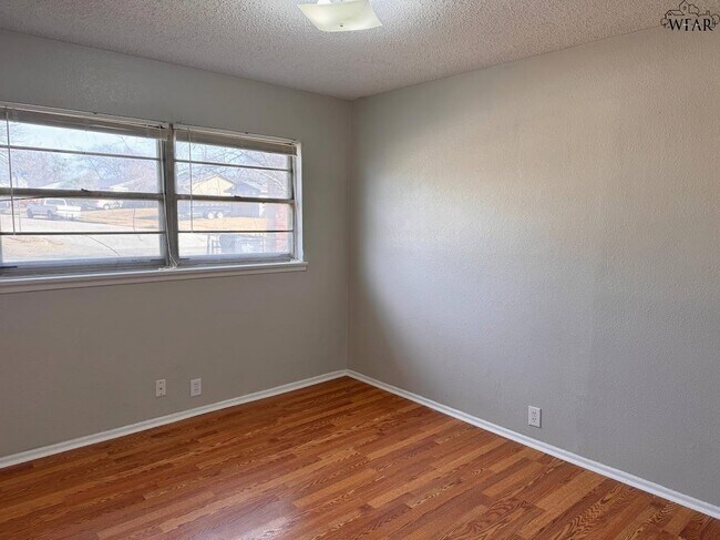 Building Photo - 1813 Westcliff Dr