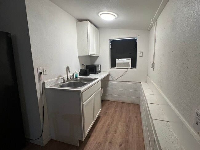 Building Photo - Furnished ALL BILLS PAID Backhouse Efficiency For Rent