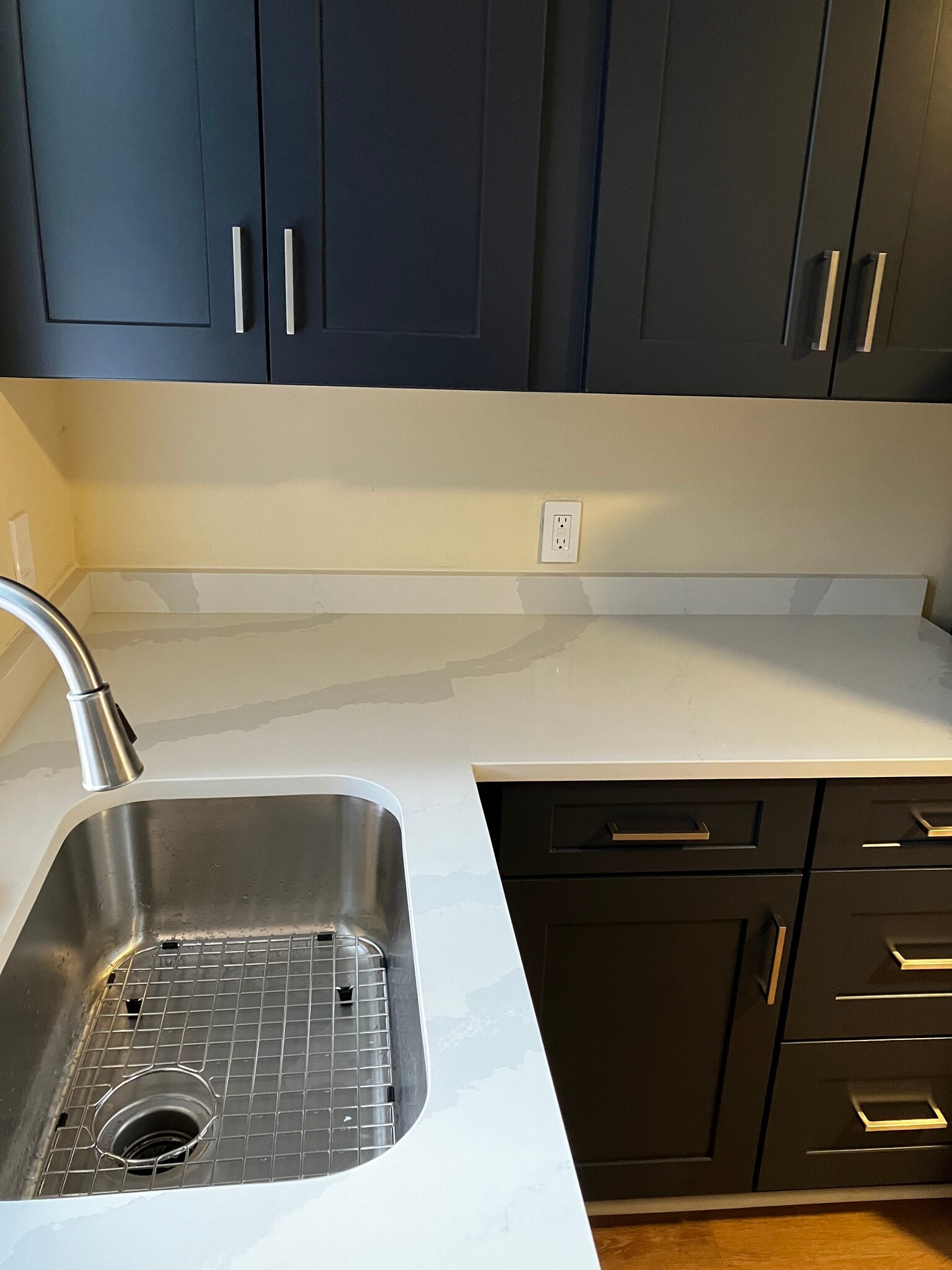 Quartz Countertops & Slow-Close Cabinets - 173 36th St