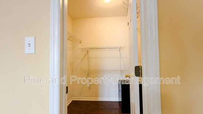 Building Photo - 215 Americana Dr