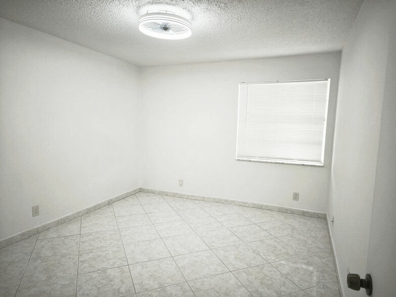 Building Photo - 122 Normandy Ln