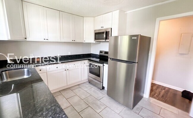 Building Photo - 3 Bed, 2 Bath Home with Modern Amenities / Pet-Friendly / Available Now!