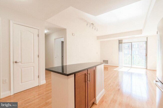 Building Photo - 525 N Fayette St
