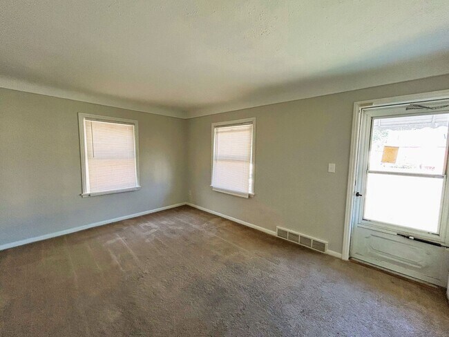Building Photo - Bright & Spacious 3-Bed Home in Euclid