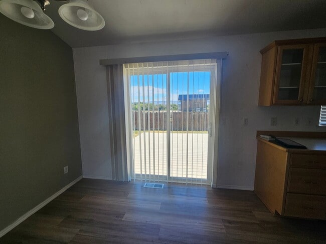 Building Photo - 3 Bedroom Home with Outdoor Space