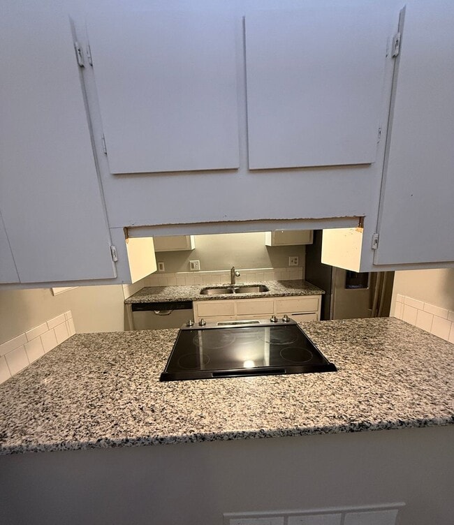 Building Photo - Great 3 Bedroom & 2 Full Baths In GREAT KU Med Area Location