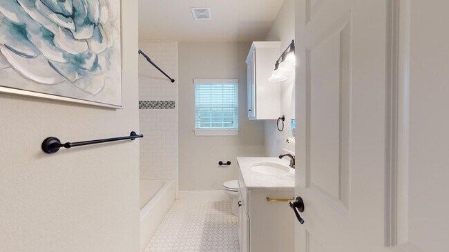 Building Photo - Craftsman-style Alamo Heights home with fe...
