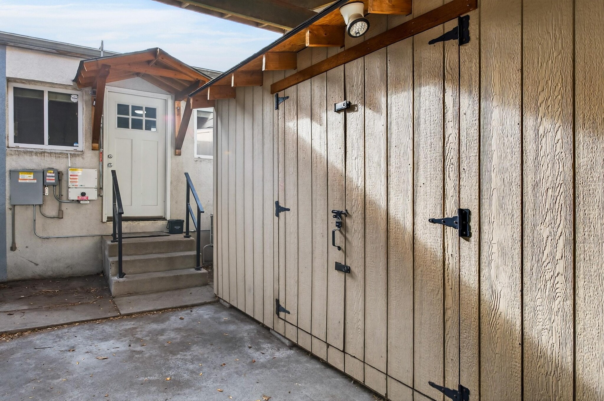 Building Photo - 2419 Tremont Pl