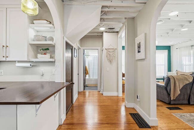 Building Photo - Furnished Country Home For Rent