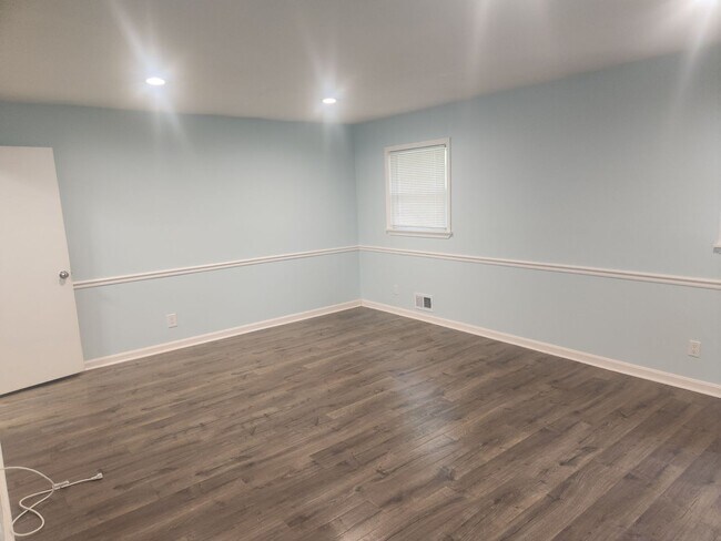Building Photo - Beautiful 3 bedroom 2 full bath with garag...