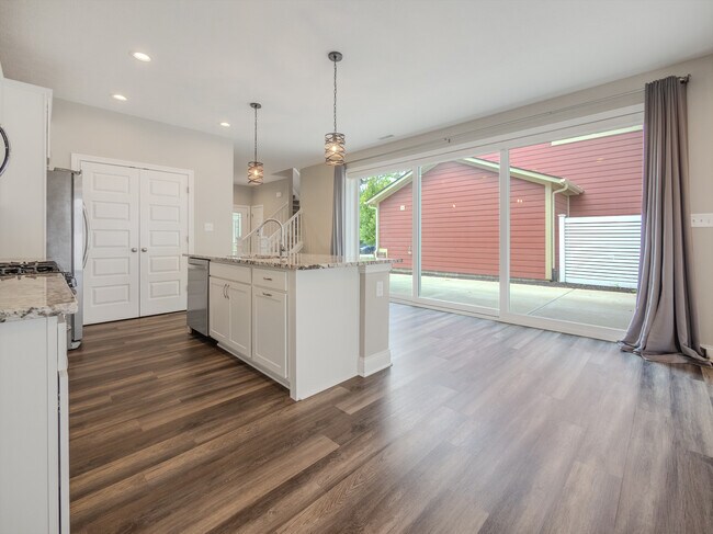 Building Photo - 14275 Larson Dr