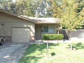 Building Photo - Great 3 bedroom 1 bathroom Duplex in Sacra...