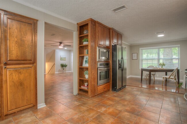 Building Photo - 6016 Teas Nursery Rd