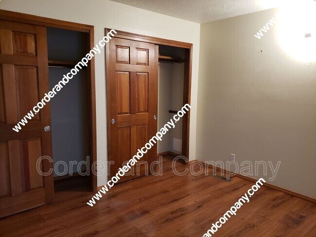 Building Photo - 821 Live Oak Rd NE