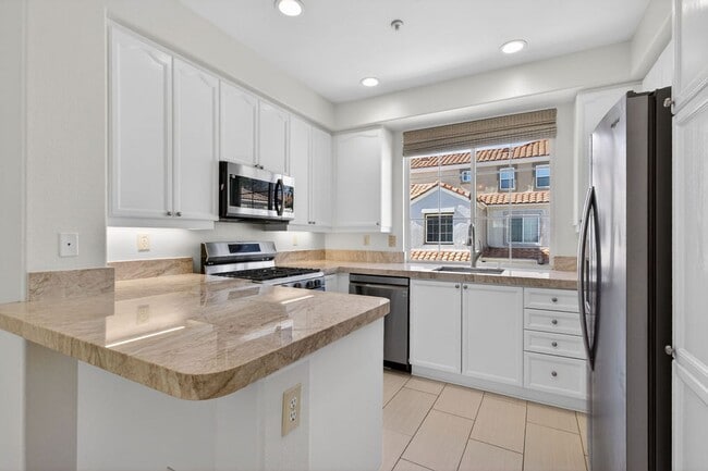 Building Photo - Bright & Updated 2 Bedroom Home with Flexible Primary Retreat and Amazing Community Amenities!