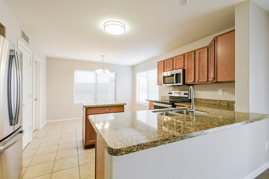 Building Photo - 2531 W White Feather Ln