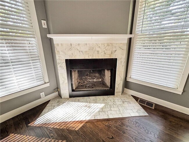 Building Photo - 2395 Powers Ferry Dr SE