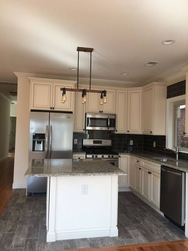 Building Photo - 194 Parkhurst St