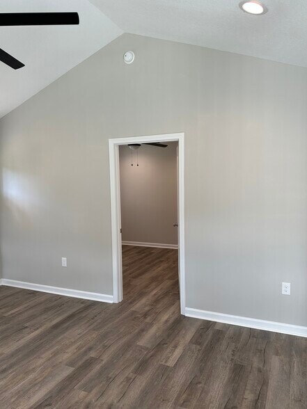 Office or second bedroom - 2217 Kenwood Blvd SE