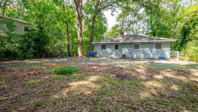 Building Photo - LOVELY HOME WITH HARDWOOD FLOORS!