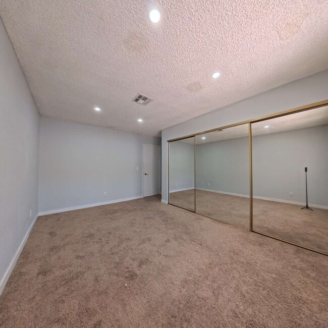 Building Photo - Beautiful 2 Bedroom 2 Bathroom Condo at The Lakes!
