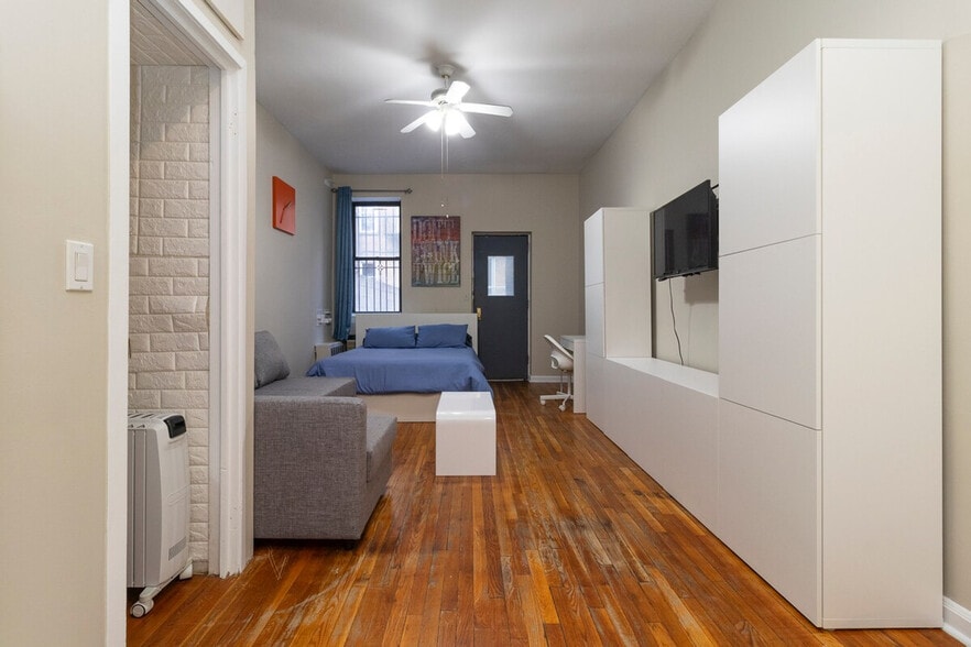 Building Photo - 250 E 82nd St