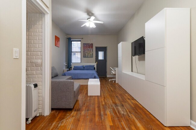 Building Photo - 250 E 82nd St