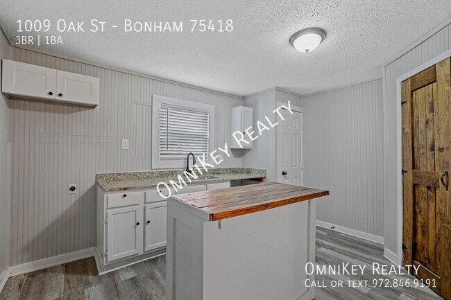 Building Photo - 1009 Oak St
