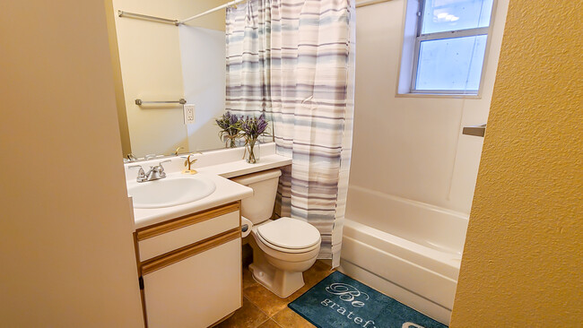 Full Bathroom - Everett Apartments