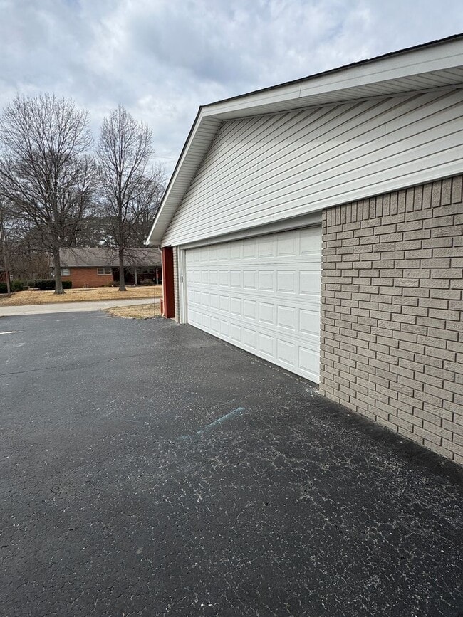 Building Photo - Incredible 4 Bed / 2 Bath updated Home, Available Now!