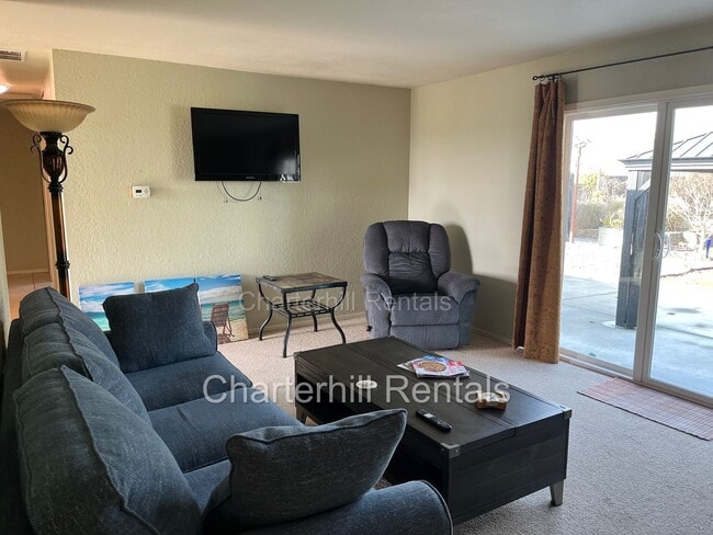 Building Photo - Lovely home on large lot down a private la...