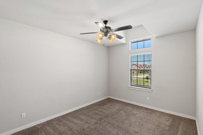 Building Photo - 415 Goldilocks Ln