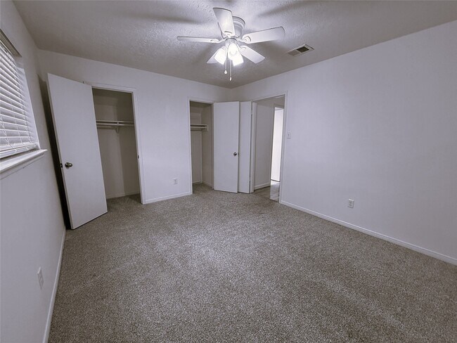 Building Photo - 6902 Sandy Knolls Dr