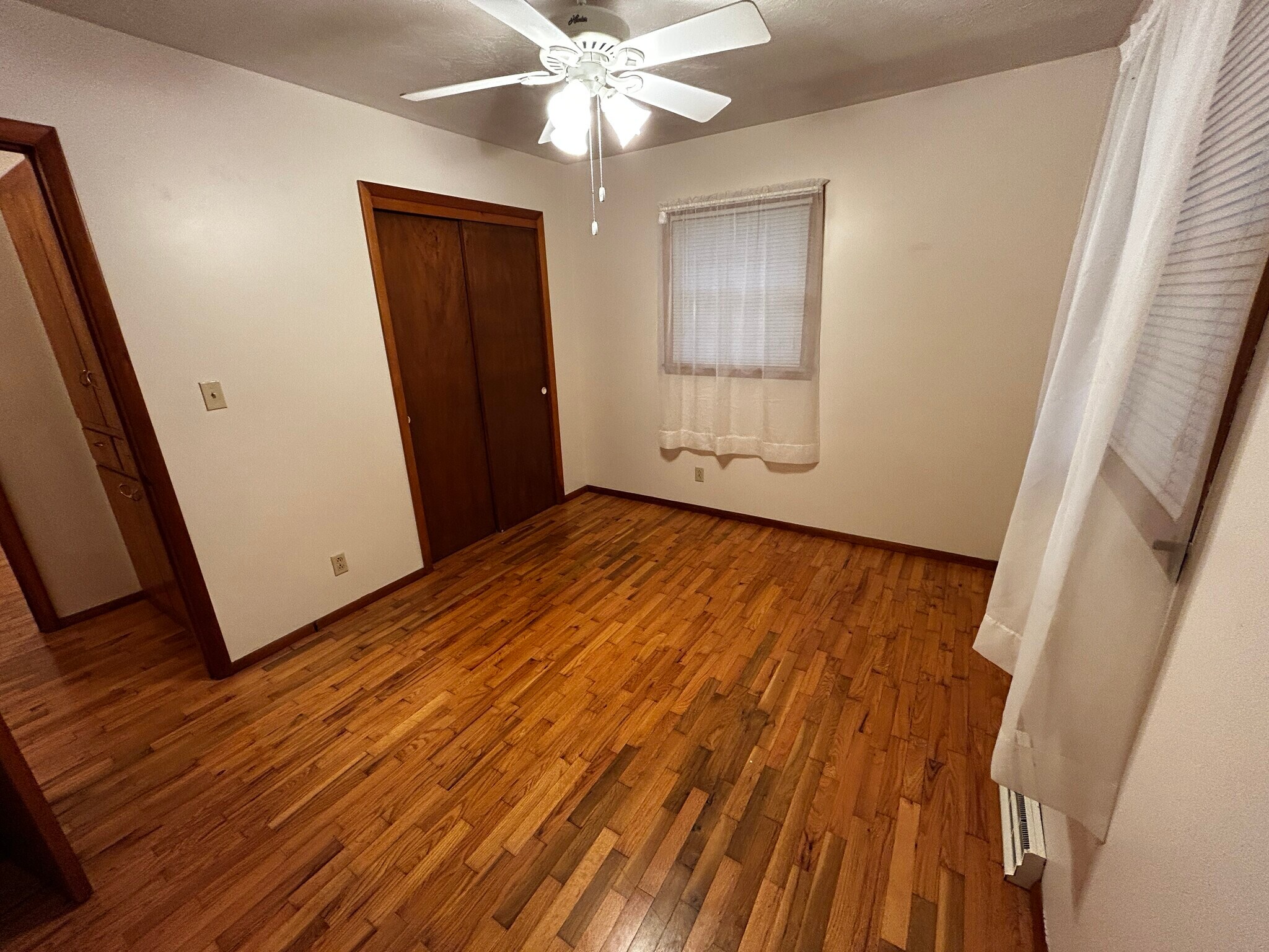 Front bedroom - 537 E Glenwood St