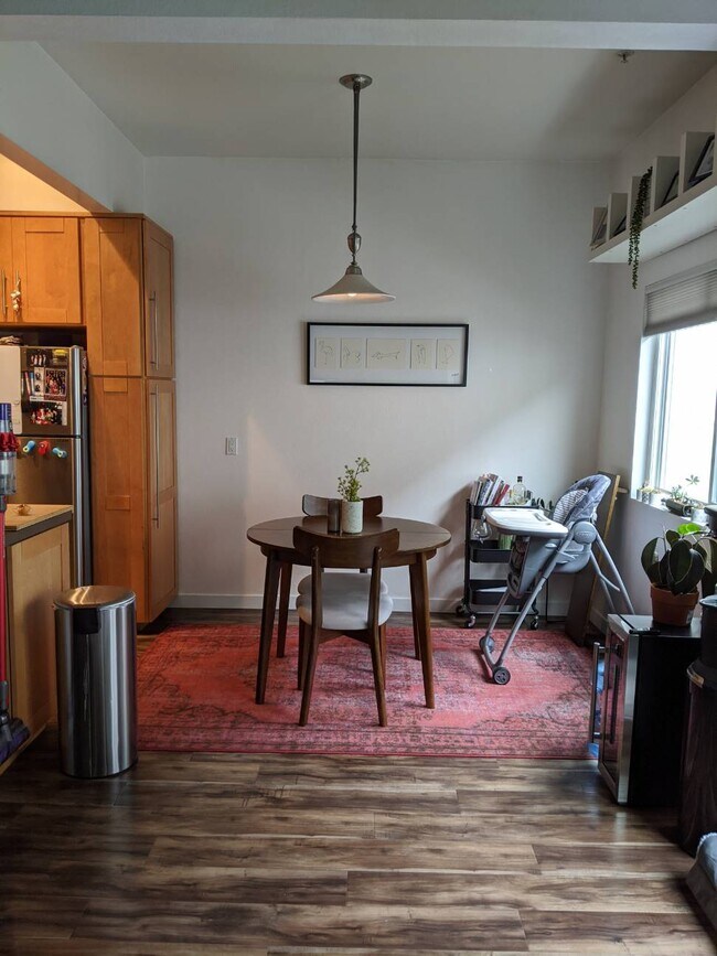 Dining Area - 9808 Regent St