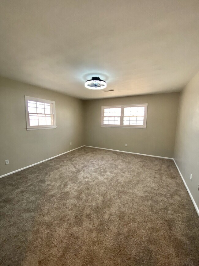 Building Photo - Spacious 4-Bedroom, 3-Bath Home in Central...