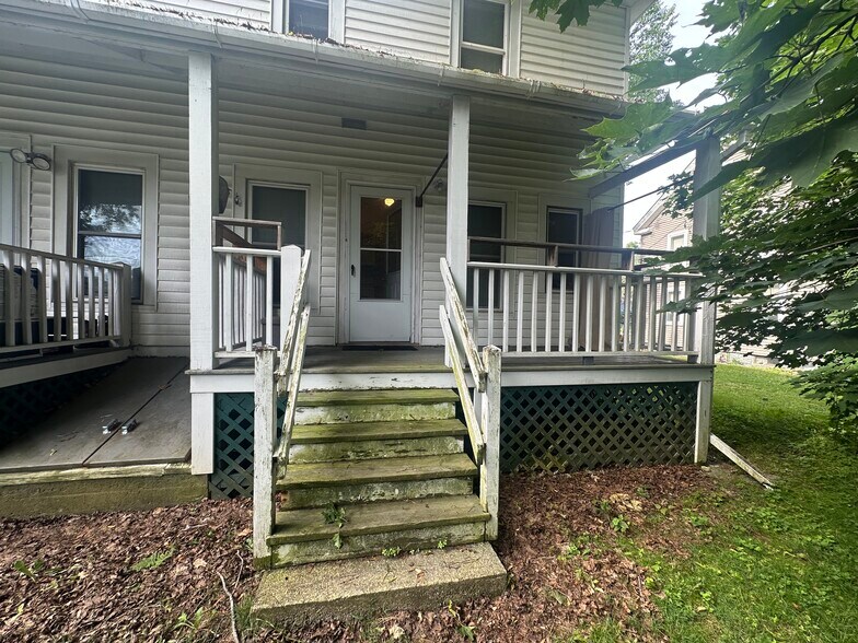 Building Photo - 223 Elm St