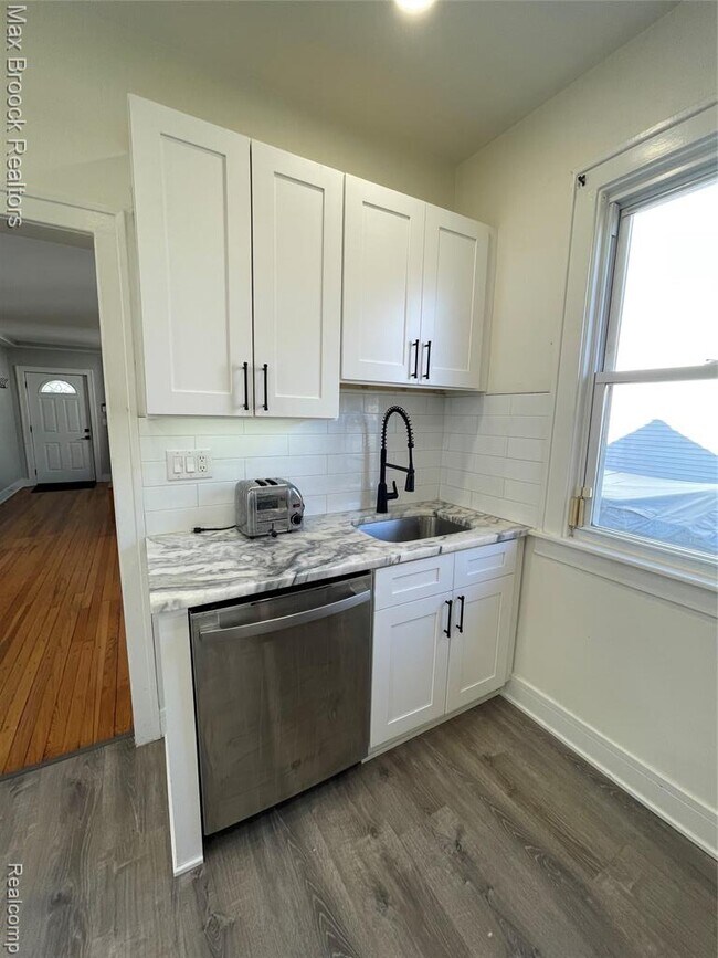 Building Photo - 808 Laprairie St