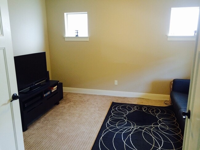 Building Photo - Amazing 3 Bedroom 2.5 Bath Home within Beaverton and next to Nike!