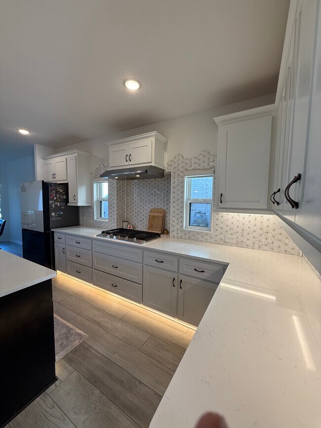 Building Photo - 2832 Fountain Park Dr