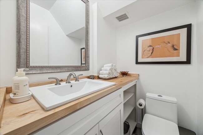 Building Photo - 2100 Tanglewilde St