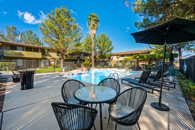 Sparkling Swimming Pool - Sienna Ridge