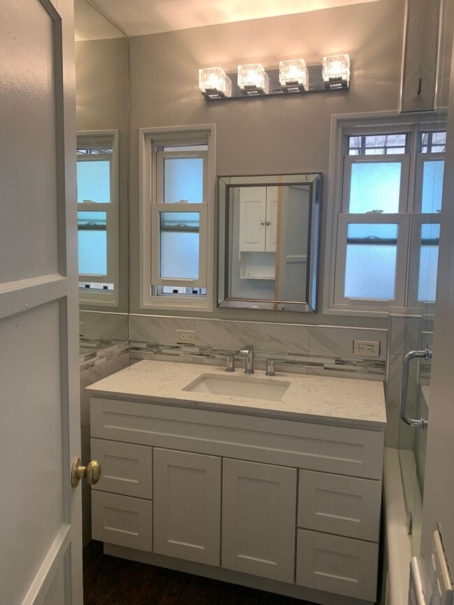 Building Photo - For Rent: Charming 2 Bed / 2 Bath Duplex i...